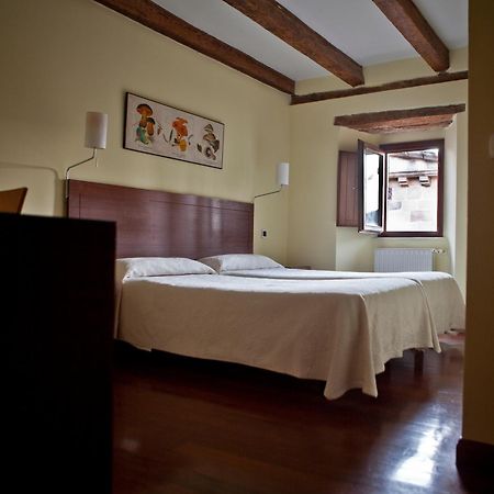Hospederia Porta Coeli Hotel Сигуенца Екстериор снимка